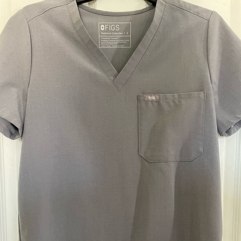FIGS Catarina scrub top & YOLA scrub pants - Ltd edition color Dark Space small